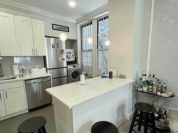 4th image of 240 E 6th St APT 1