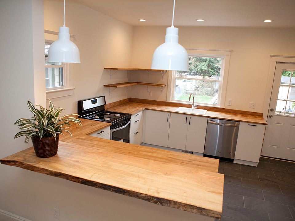 Newly renovated kitchen, open to dining room, all new appliances