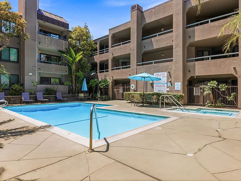 Communal pool + hot tub