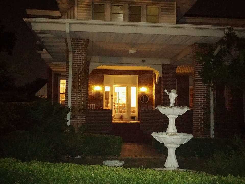 Main home w/ a Porte-cochere