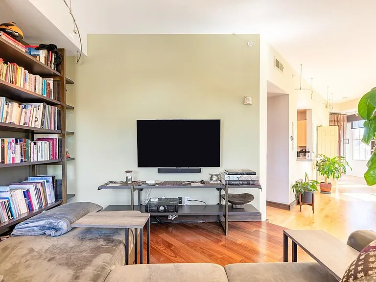 475 W 12th Ave #5A — Photo 3