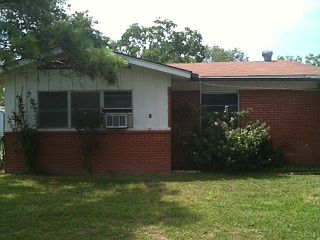 Front of 1319 Leon