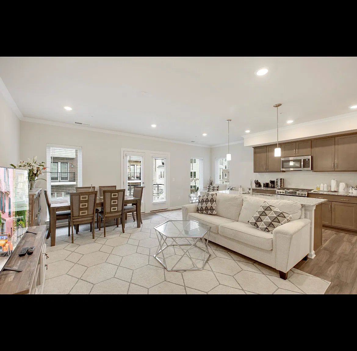 3 bed, 2.5 bath, 1900 sqft, $2,950 — Photo 4