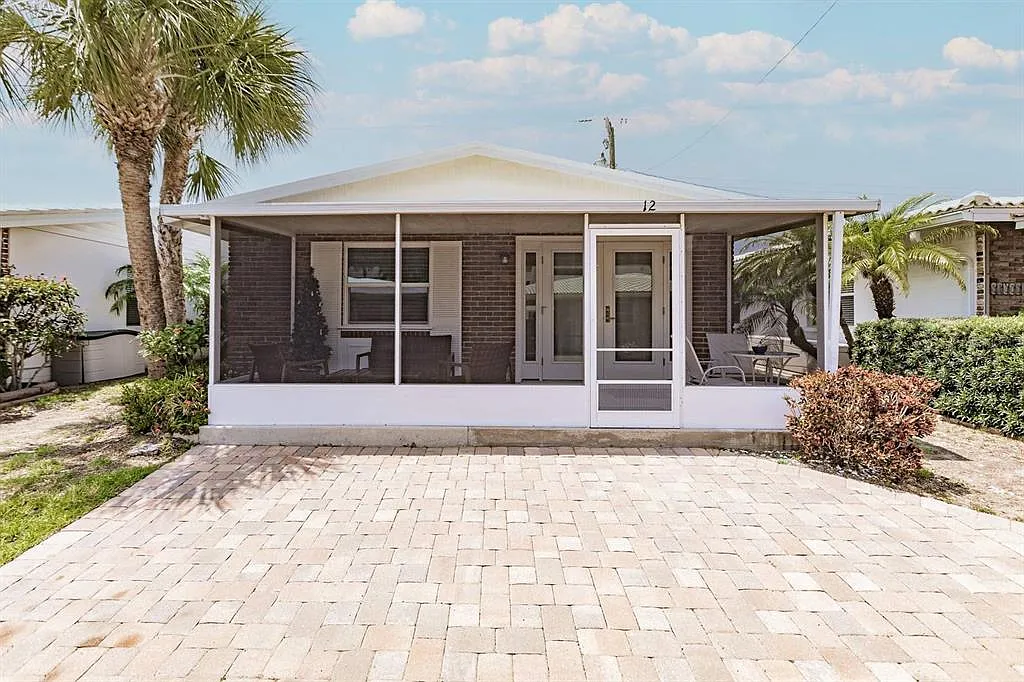 1 bed, 1.0 bath, 696 sqft, $5,970 — Photo 1