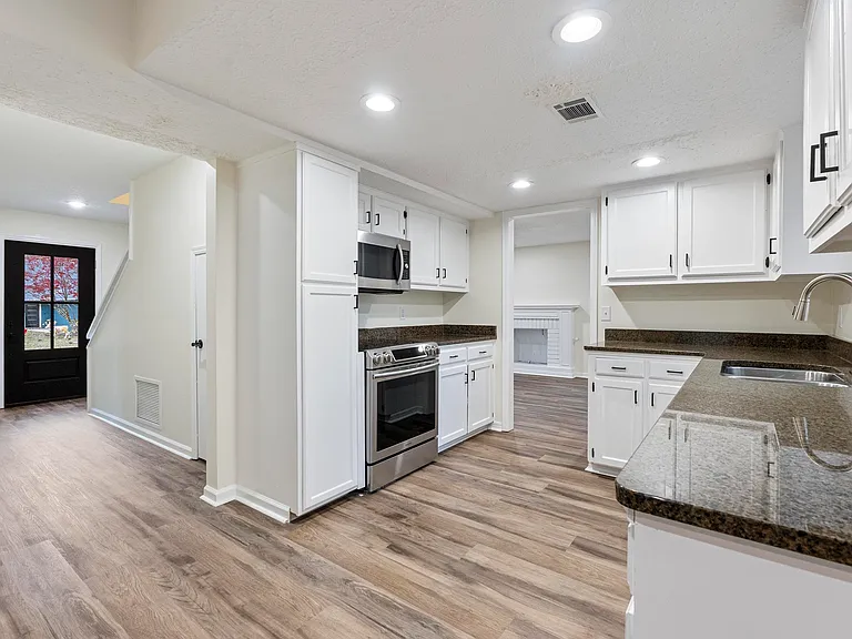 10 Woodbridge Dr — Photo 5