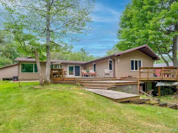 7618 Riverview Dr, Manistique, MI 49854