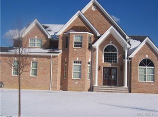 44 Southview Cir, Lake Grove, NY 11755