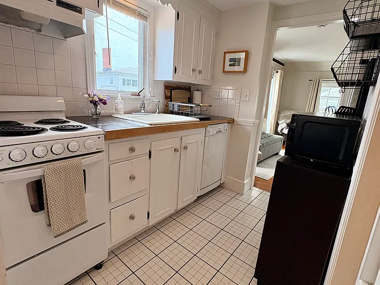 77 Pleasant St #5 — Photo 4