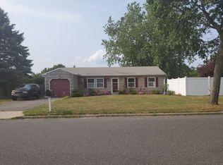 3 Hollow St, Bellport, NY 11713