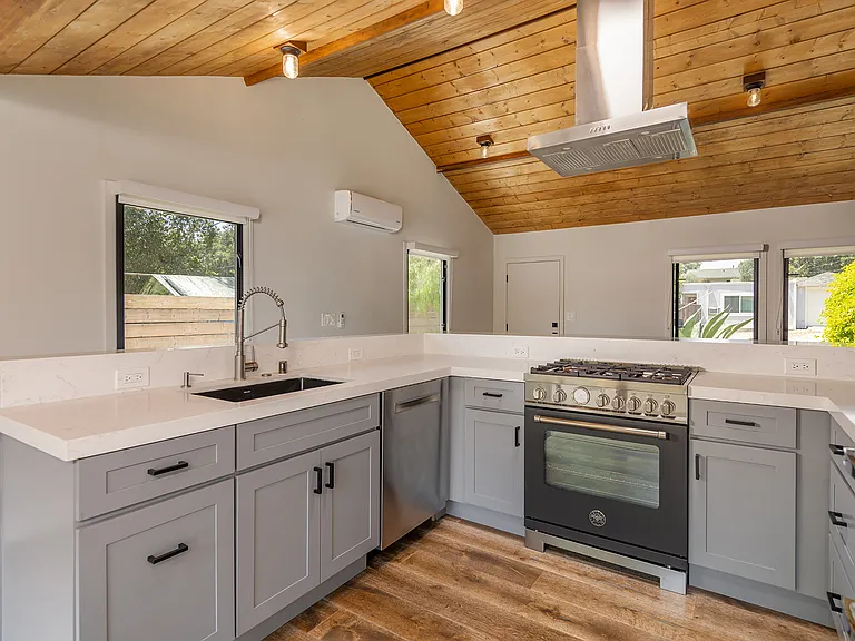 406 N Signal St — Photo 2