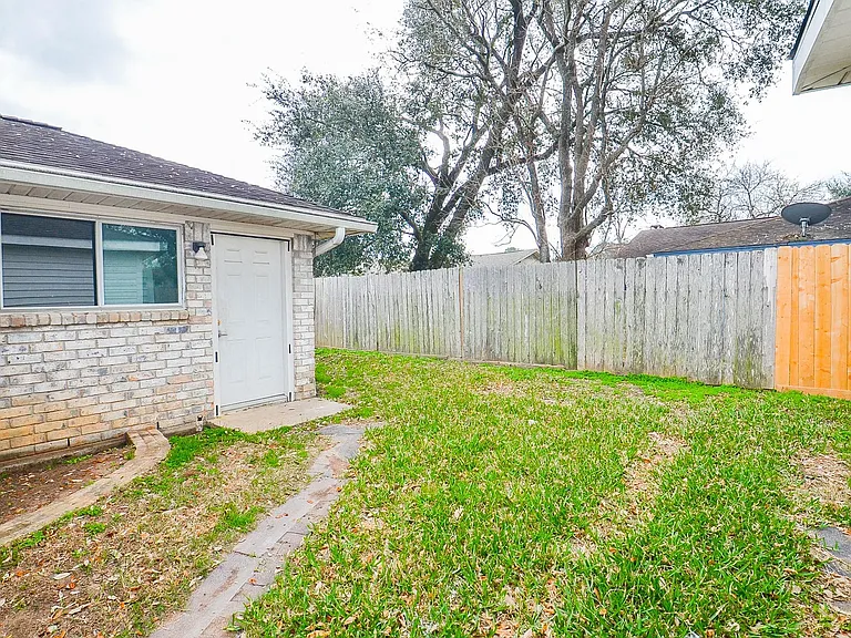 9323 Claridge Dr — Photo 25