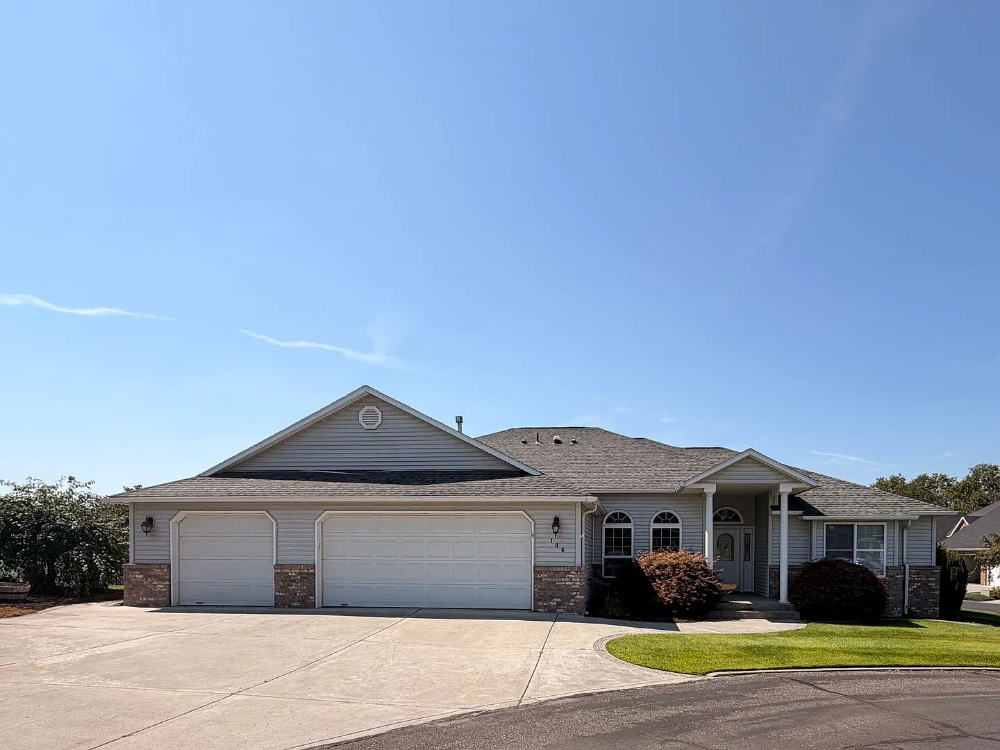 Golf Course Living! 3 bed + office, 3 Car Garage! — Photo 1
