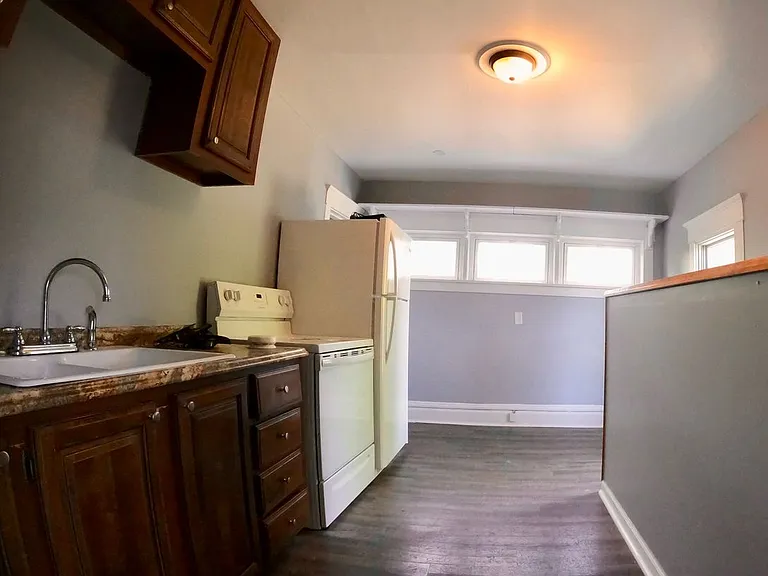 742 Broadway St — Photo 3