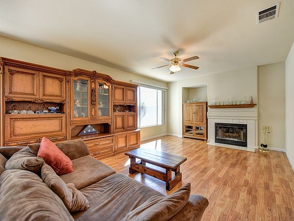 3rd image of 233 Farmington Cir