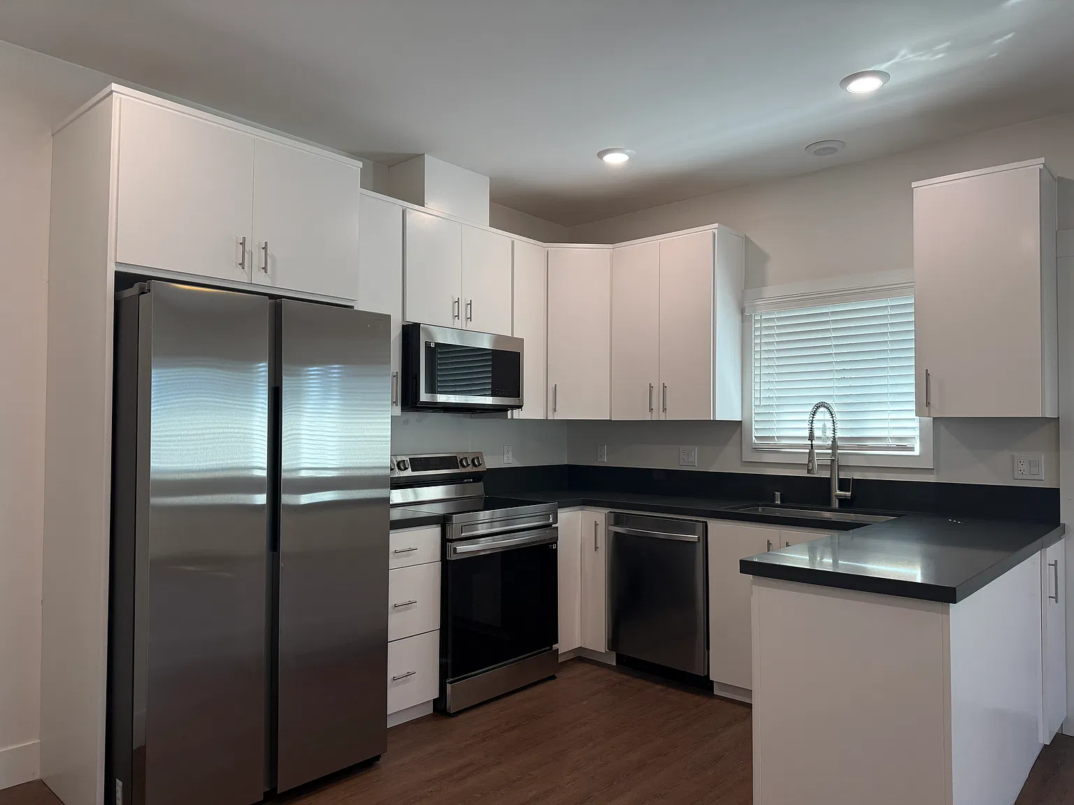 2 bed, 900 sqft, $3,450 — Photo 1