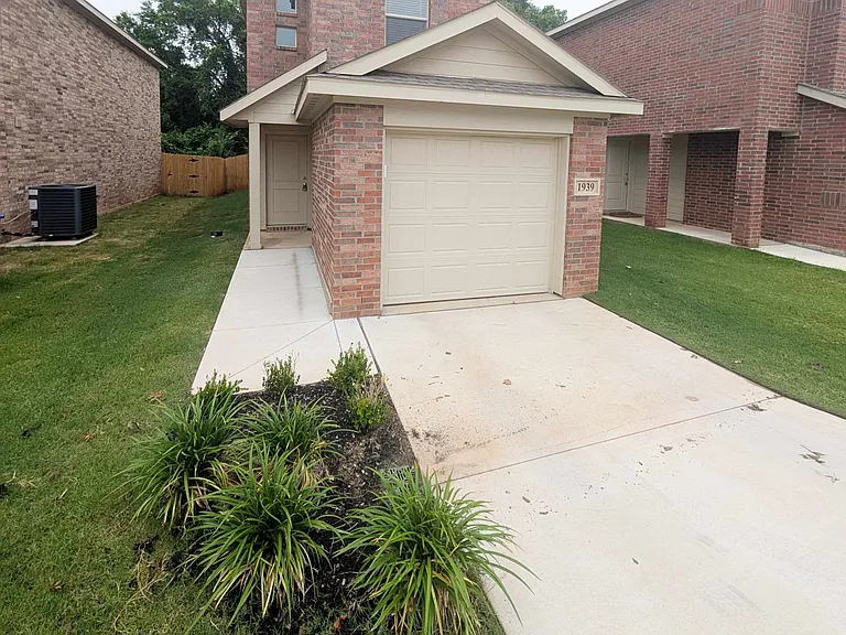 1939 Wolford Way — Photo 1