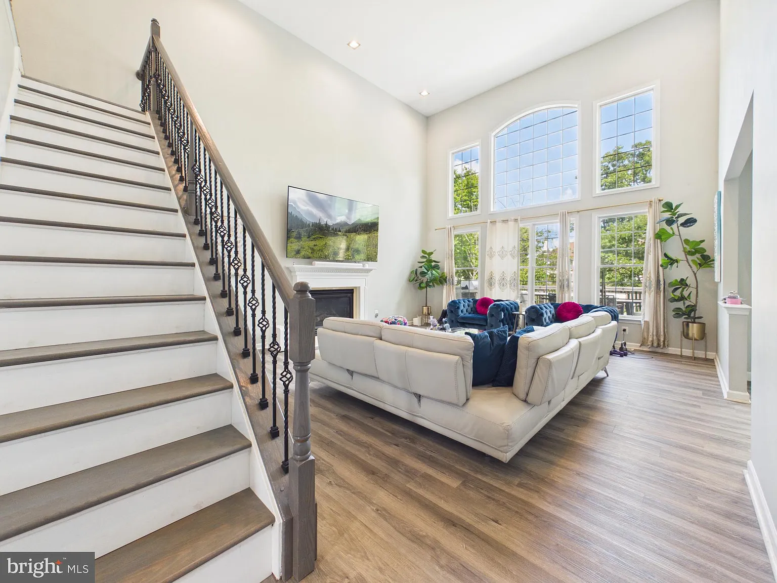 4 bed, 4.5 bath, 4820 sqft, $5,500 — Photo 2
