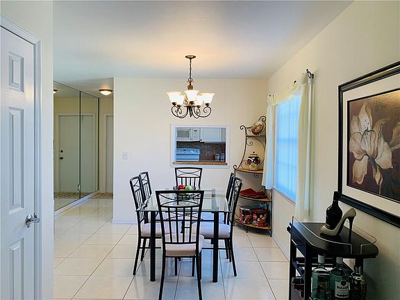 5th image of 17 Vista Palm Ln