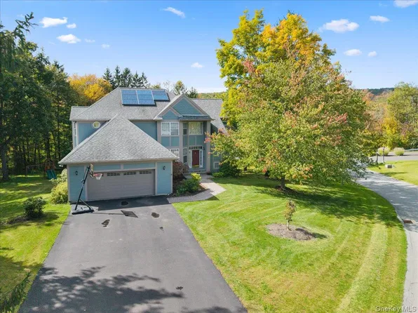 9 Bridle Way, Pawling, NY 12564