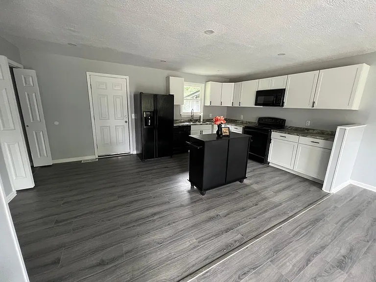 909 C St — Photo 7