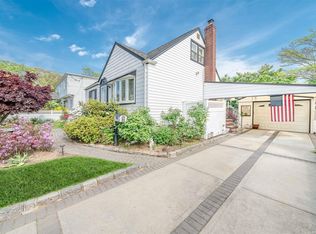 304 Copiague Pl, Copiague, NY 11726