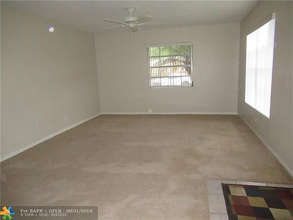SPACIOUS LIVING/DINING ROOM