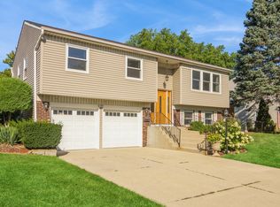 32 Ellington Dr, Schaumburg, IL 60194