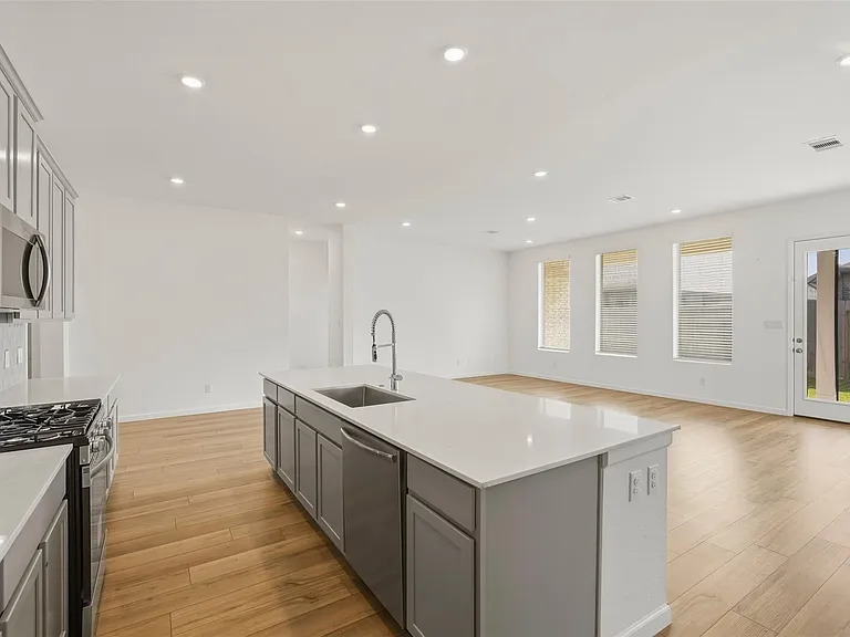 6407 Amberwood Dr — Photo 11