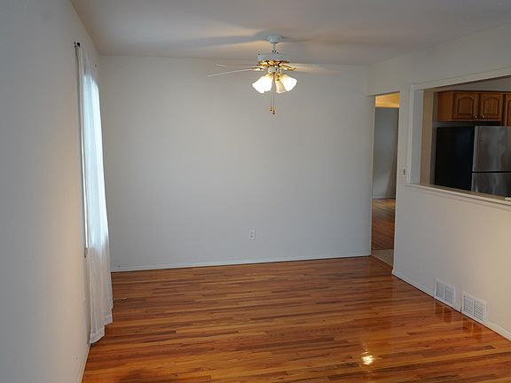 Dining area, connected to the kitchen, with a nice opening for serving
