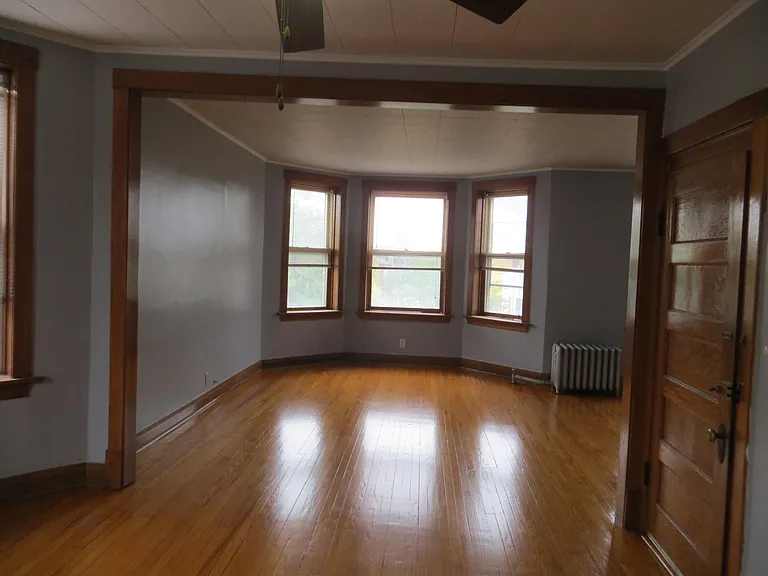 2210 W Wilson Ave — Photo 3