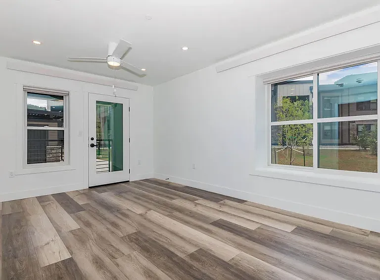 The Midland Apartments — Photo 32