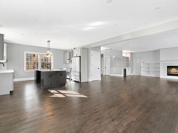 4th image of 8 Emily Ct