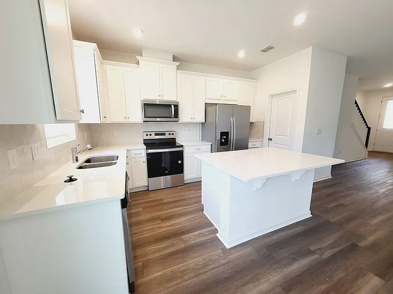 1184 Lakeshore Breeze Pl — Photo 2