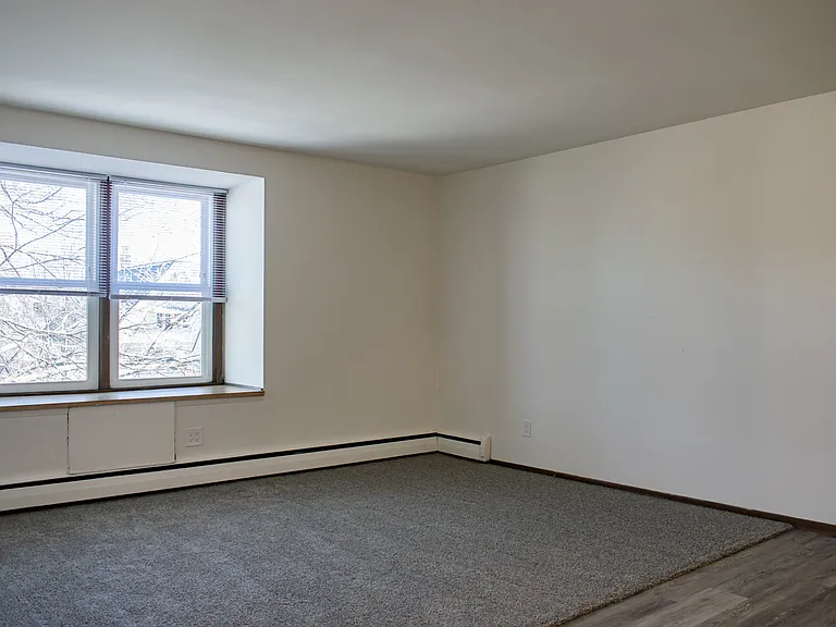 2 Bed / 1 Bath - 1,000 SF - Living Space