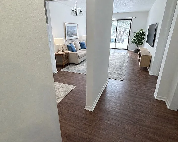 ELWOOD ARMS APARTMENTS — Photo 1