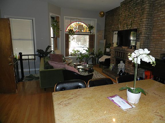 4th image of 517 W Arlington Pl