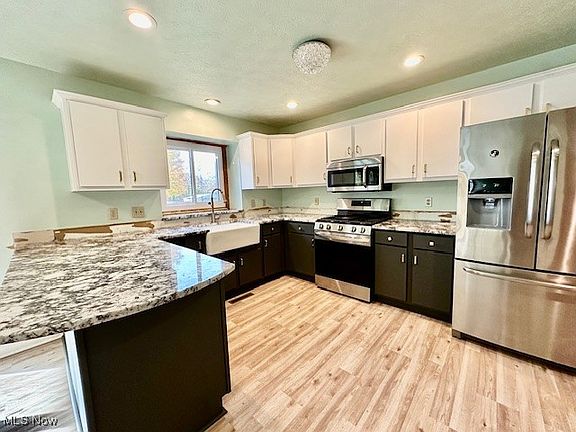 3rd image of 3131 Malibu Dr