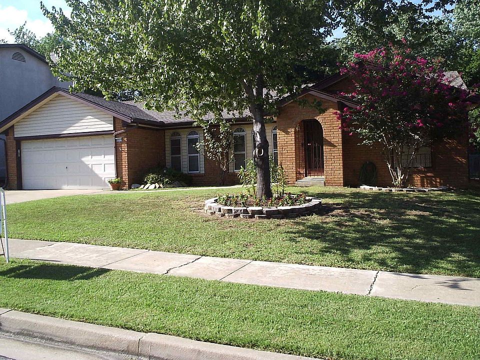 Great front yard in tight knit South Tulsa Community Close to everything!!