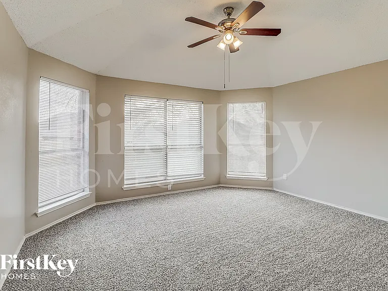 912 Winterbury Ct — Photo 10