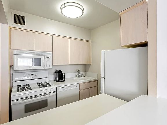 5th image of 301 E 45th St APT 7E