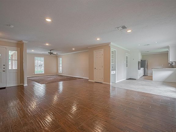 3rd image of 6220 Queenswood Ln