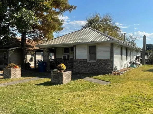 1204 Espy St, Benton, IL 62812