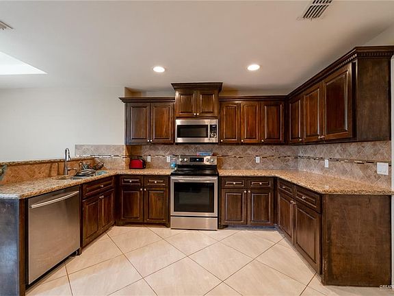 4th image of 2509 Gardenia St