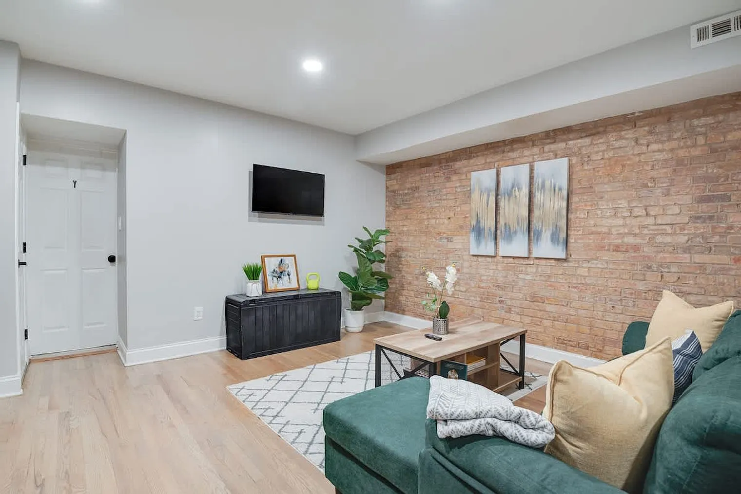 2 bed, 1.0 bath, 893 sqft, $3,827 — Photo 2