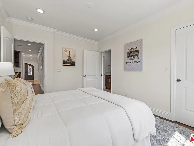 1114 S La Peer Dr — Photo 18