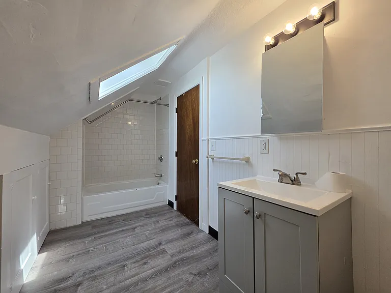 389 Bullocks Point 3rdflr 2b/1b Heatincluded Freshpaint Newfloors — Photo 8