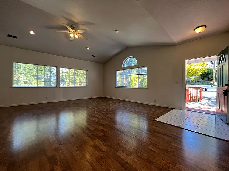1146 Vista Dr — Photo 2