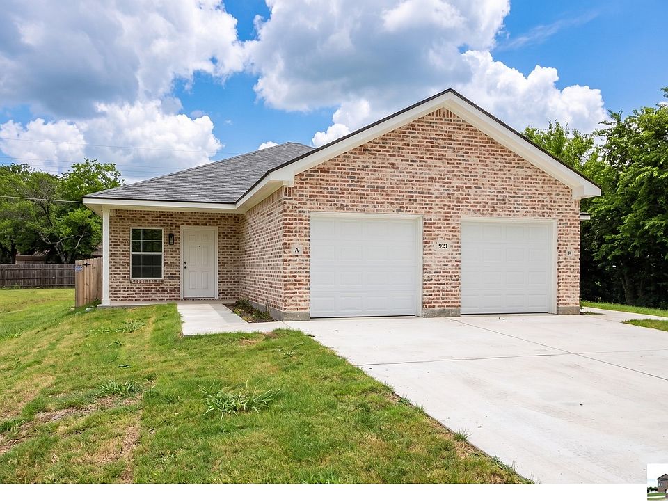 1st image of 921 Ashwood Dr #A