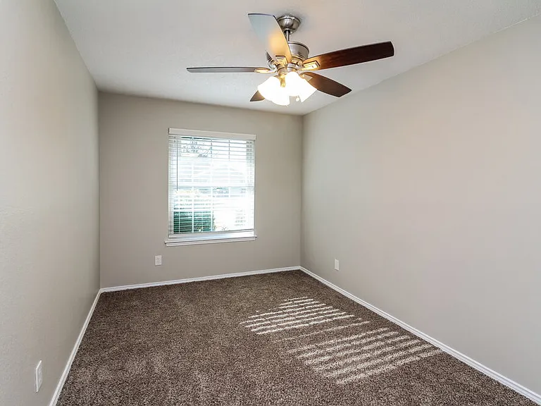 900 Vicksburg Ln — Photo 8