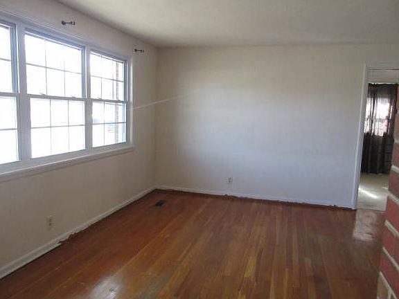 4th image of 15450 Chantilly Way